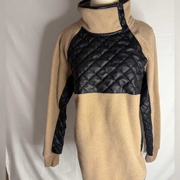 Abercrombie & Fitch Sweaters - Abercrombie Women's Quilted Black and Tan Pullover